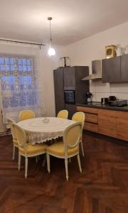 kuchnia ze stołem i krzesłami w pokoju w obiekcie Historisches Badehaus w mieście Hoym