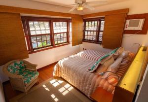 a bedroom with a bed and a ceiling at Paraíso Pé na Areia de Geribá com Cinco Suítes Por Luxury Rentals in Búzios +80 photos