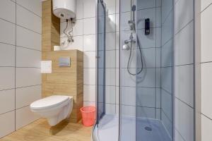Kúpeľňa v ubytovaní Poddąbek Comfort I Apartamenty z tarasem na dachu, ogródkiem, basenem zewnętrznym i wewnętrznym, salą zabaw i animacjami