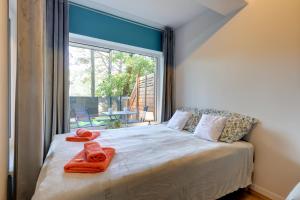 Posteľ alebo postele v izbe v ubytovaní Poddąbek Comfort I Apartamenty z tarasem na dachu, ogródkiem, basenem zewnętrznym i wewnętrznym, salą zabaw i animacjami