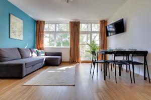 Televízia a/alebo spoločenská miestnosť v ubytovaní Poddąbek Comfort I Apartamenty z tarasem na dachu, ogródkiem, basenem zewnętrznym i wewnętrznym, salą zabaw i animacjami