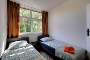 Posteľ alebo postele v izbe v ubytovaní Poddąbek Comfort I Apartamenty z tarasem na dachu, ogródkiem, basenem zewnętrznym i wewnętrznym, salą zabaw i animacjami