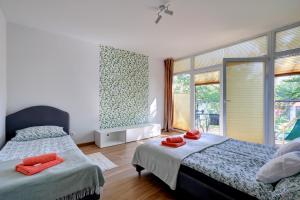 Posteľ alebo postele v izbe v ubytovaní Poddąbek Comfort I Apartamenty z tarasem na dachu, ogródkiem, basenem zewnętrznym i wewnętrznym, salą zabaw i animacjami