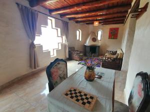 a living room with a table with a chess board at Refugio Samay Toa in Hacienda Gualovi