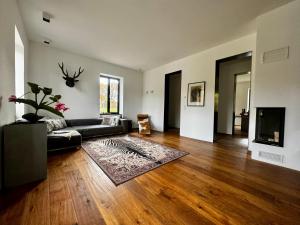 TV a/nebo společenská místnost v ubytování Trierer Heide - Architektur zum wohl fühlen