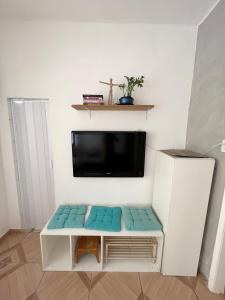 sala de estar con TV y armario blanco en Studio Copa, en Río de Janeiro