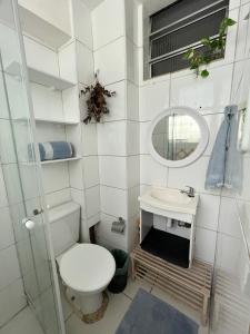 Baño pequeño con aseo y lavamanos en Studio Copa, en Río de Janeiro