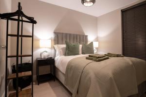 um quarto com uma cama grande e almofadas verdes em Lambert House Two em Harrogate