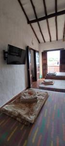 - une chambre avec 2 lits à l'étage dans l'établissement Casa Hostal Colonial VaraEchada, à Barichara