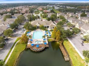 uma vista aérea de uma casa com piscina em Kissimmee Vacation House 3BR-2BA Disney Enchanted em Kissimmee
