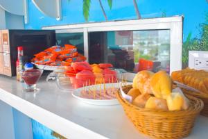 una línea de buffet con cestas de fruta y pan en Hotel Hernández CTG, en Cartagena de Indias