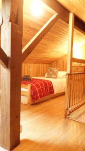 モルジヌにあるChalet Mimiの木造キャビン内のベッド1台が備わるベッドルーム1室を利用します。