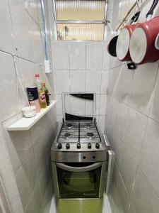 una piccola cucina con piano cottura in un angolo di Studio Copa a Rio de Janeiro
