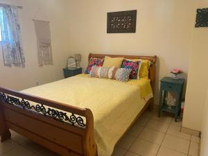 1 cama en un dormitorio con 2 mesitas de noche y 2 mesas en Finca Rositas, en Valle de Guadalupe