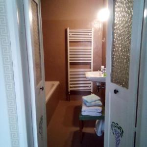 a bathroom with a sink and a tub and a toilet at Casa del Gigi BnB in Albareto