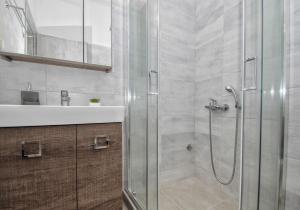 y baño con ducha y lavamanos. en Thèros, en Ermoupoli