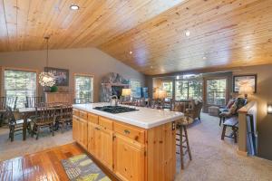una cucina e un soggiorno con cucina e sala da pranzo di Alpen Glow by Tahoe Getaways - Private Hot Tub, Close to Northstar a Carnelian Bay