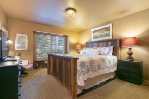 una camera da letto con un letto, una scrivania e una finestra di Alpen Glow by Tahoe Getaways - Private Hot Tub, Close to Northstar a Carnelian Bay