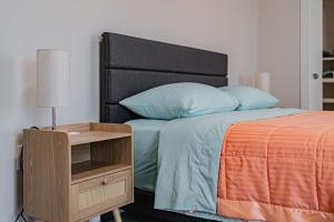 een slaapkamer met een bed en een nachtkastje naast een bed met een bed bij Comfy Corral in Pocatello