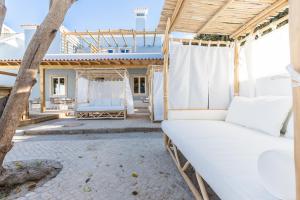 - une terrasse couverte avec un lit et une balançoire dans l'établissement Amália Boutique Suites & Studios - by @ rita´s place, à Faro