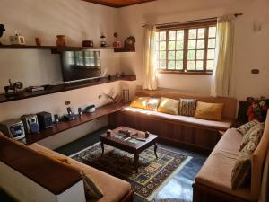 a living room with a couch and a table at Casa Campo Tipo Fazenda in Mairinque