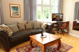 a living room with a couch and a coffee table at Hotel Amsterdam in Hamburg