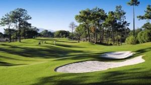- une vue sur un parcours de golf avec un green dans l'établissement Aroeira Villa - Sea & Golf, à Aroeira