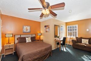 1 dormitorio con 1 cama y ventilador de techo en Robinhood Resort, en Big Bear Lake