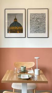 een tafel met twee foto's aan de muur en een tafel met een kopje bij 633 APPIA DESIGN ROOM in Rome