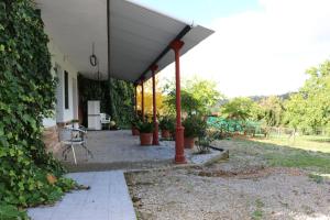 eine Veranda eines Hauses mit einer Terrasse in der Unterkunft LOS NOGALES in Cazalla de la Sierra
