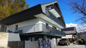 un edificio con balcones en un lateral en ININ APARTMENTS en Bled