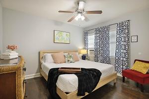 1 dormitorio con 1 cama y ventilador de techo en Steps to Beach & Downtown! Spacious Beach Bungalow #2, en Lake Worth