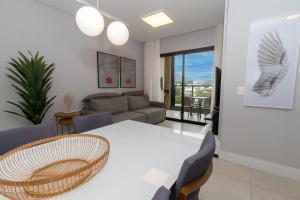 Χώρος καθιστικού στο Adra 303 - Apartamento no centro de Bombinhas - Rooftop com piscina e academia - À poucos metros da praia - (Consultar serviços de roupas de cama e banho) +48 φωτογραφίες