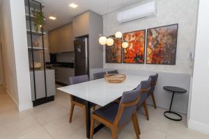 Η κουζίνα ή μικρή κουζίνα στο Adra 303 - Apartamento no centro de Bombinhas - Rooftop com piscina e academia - À poucos metros da praia - (Consultar serviços de roupas de cama e banho)