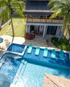 uma piscina em frente a uma casa em Pousada Corais do Bitingui em Japaratinga