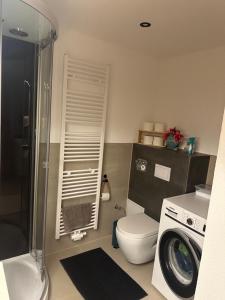 Et badeværelse på Moderne ruhige Ferienwohnung