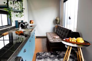 a kitchen with a couch and a table with fruit on it at Casa Container Blackhawk in Pirassununga