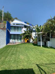 Casa Azul en la orilla del Lago Tequesquitengo