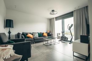 uma sala de estar com um sofá e uma grande janela em Lenneapartments Premium em Plettenberg