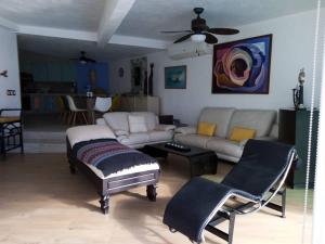 uma sala de estar com um sofá e uma mesa em Casa Azul en la orilla del Lago Tequesquitengo em Tequesquitengo