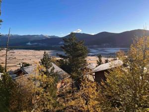 a house with a view of a lake and mountains at Chalet Duplex vue sur le lac et pied des pistes in Les Angles