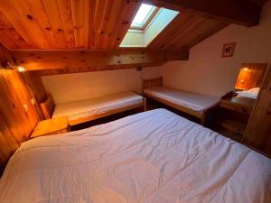 a bedroom with two bunk beds and a window at Chalet Duplex vue sur le lac et pied des pistes in Les Angles