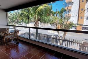 Zimmer mit einem Fenster und Straßenblick in der Unterkunft Morada do sol Cabo Frio in Cabo Frio
