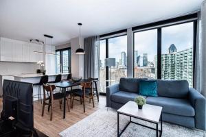 uma sala de estar com um sofá azul e uma cozinha em Luxurious apartment great view Montreal Canada em Montreal