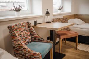 Pokój z biurkiem, krzesłami i łóżkiem w obiekcie Jura Hotel Osiek w mieście Olkusz