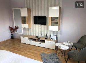 Μια τηλεόραση ή/και κέντρο ψυχαγωγίας στο APARTMAN SEKA SKY3