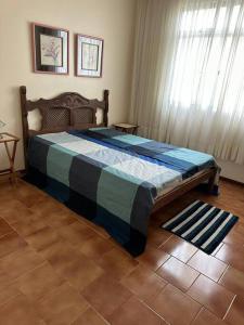 a bedroom with a large bed in a room at APARTAMENTO TOP, Conforto e Qualidade in Guarapari
