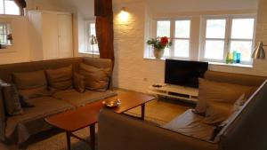 uma sala de estar com um sofá e uma televisão em Ferienhaus Siedschelje em Schwanewede