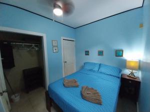 Letto o letti in una camera di Roatan Backpackers' Hostel