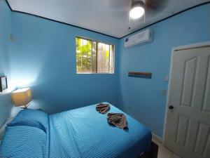 Letto o letti in una camera di Roatan Backpackers' Hostel